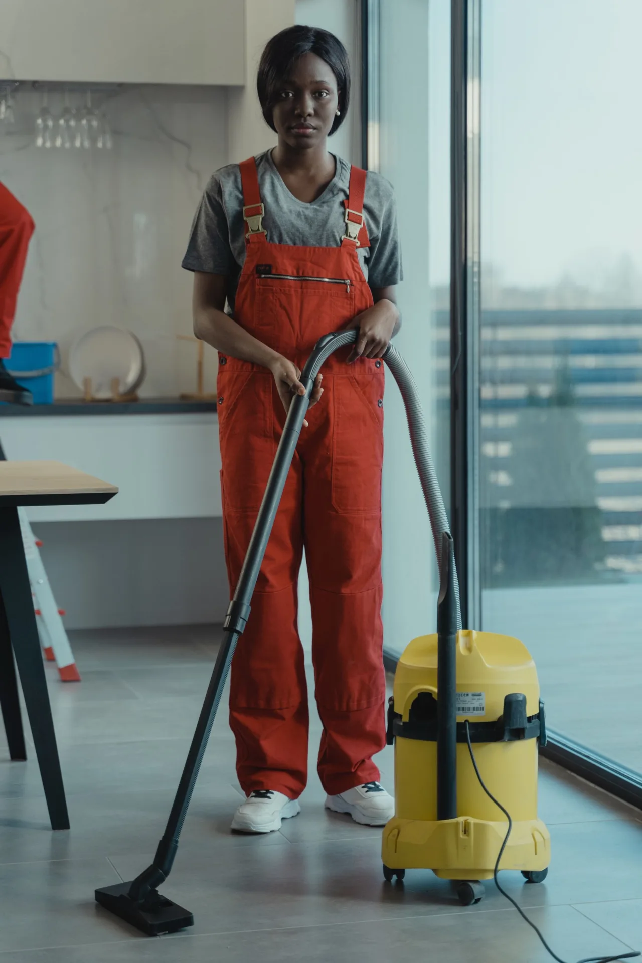 Cleaner with a vacuum cleaner by the window